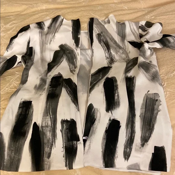 Abstract Black and White Women's Top - Picture 2 of 8